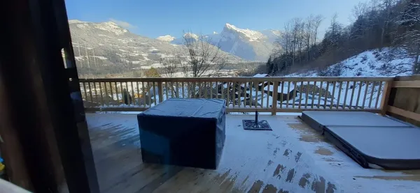 terrasse et jacuzzi avec vue sur le Criou