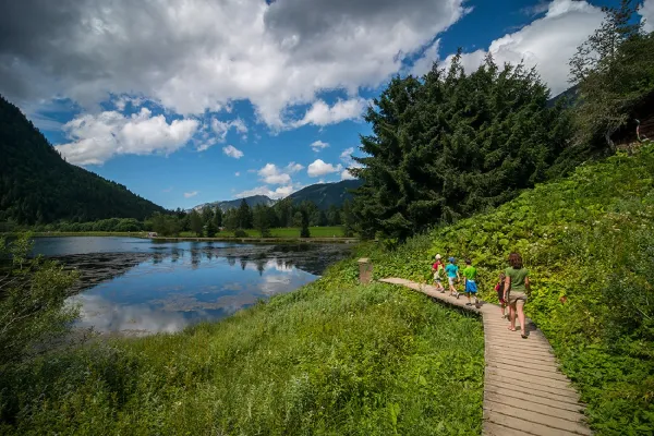 Aménagement en bois sur le tour du lac des Plagnes