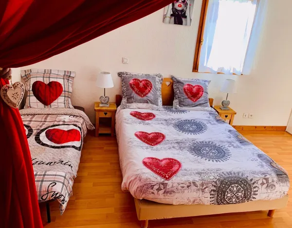 chambre décorée chalet coeurs rouges