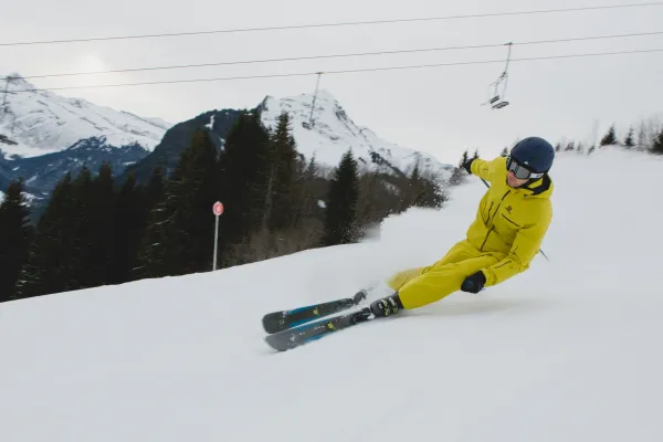 Skieur couché dans un virage sur une piste de Morzine Avoriaz