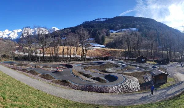 Vue du pumptrack sur l'aire de loisirs