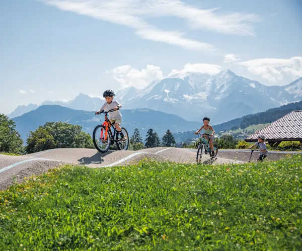 enfants en vélo devant le mont-blanc