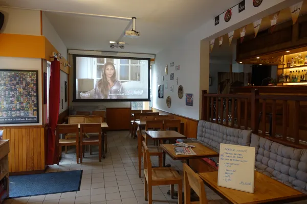 La salle et son écran géant