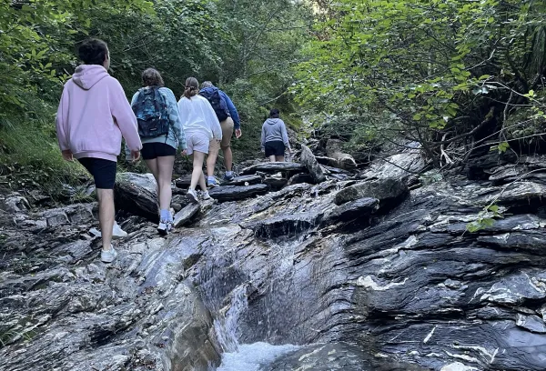 Rando ruisseau les pieds dans l'eau
