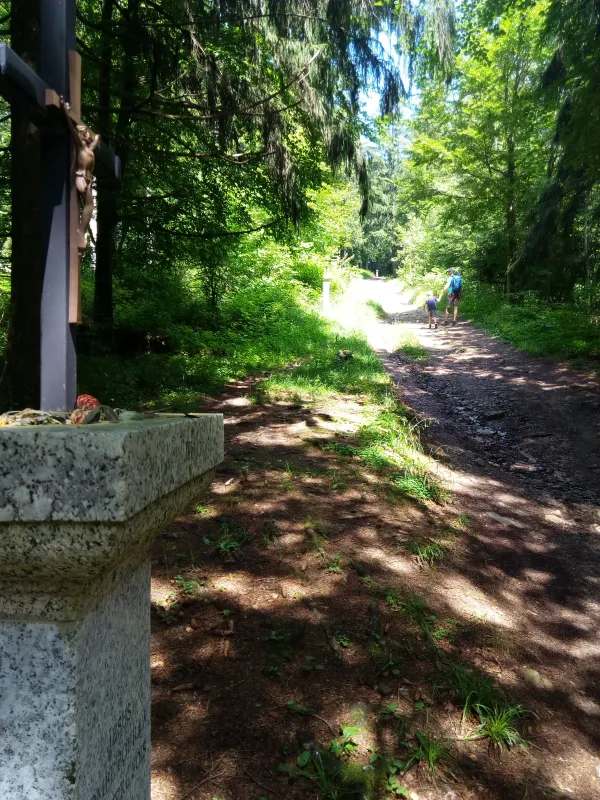 Montée à la chappelle par le calvaire