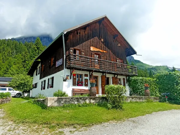 Le refuge du Chatelet d'Ayères par le Lac Vert