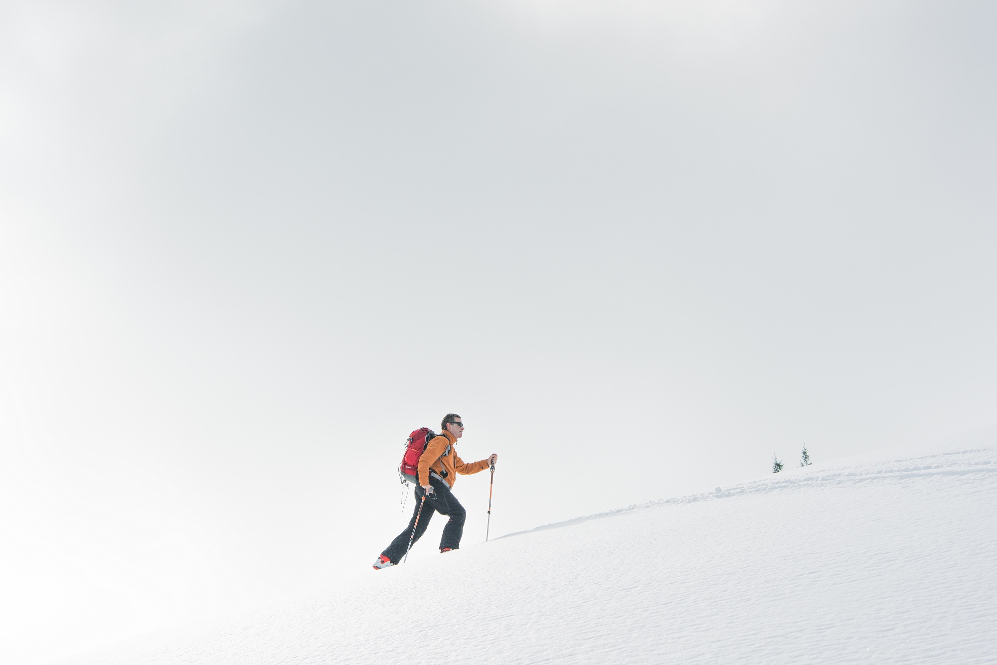Personne pratiquant le ski de randonnée