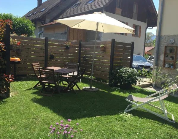 terrasse avec parasol et table