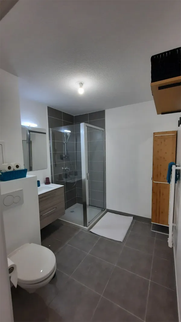Douche, lavabo, toilette, rangement, sèche serviette