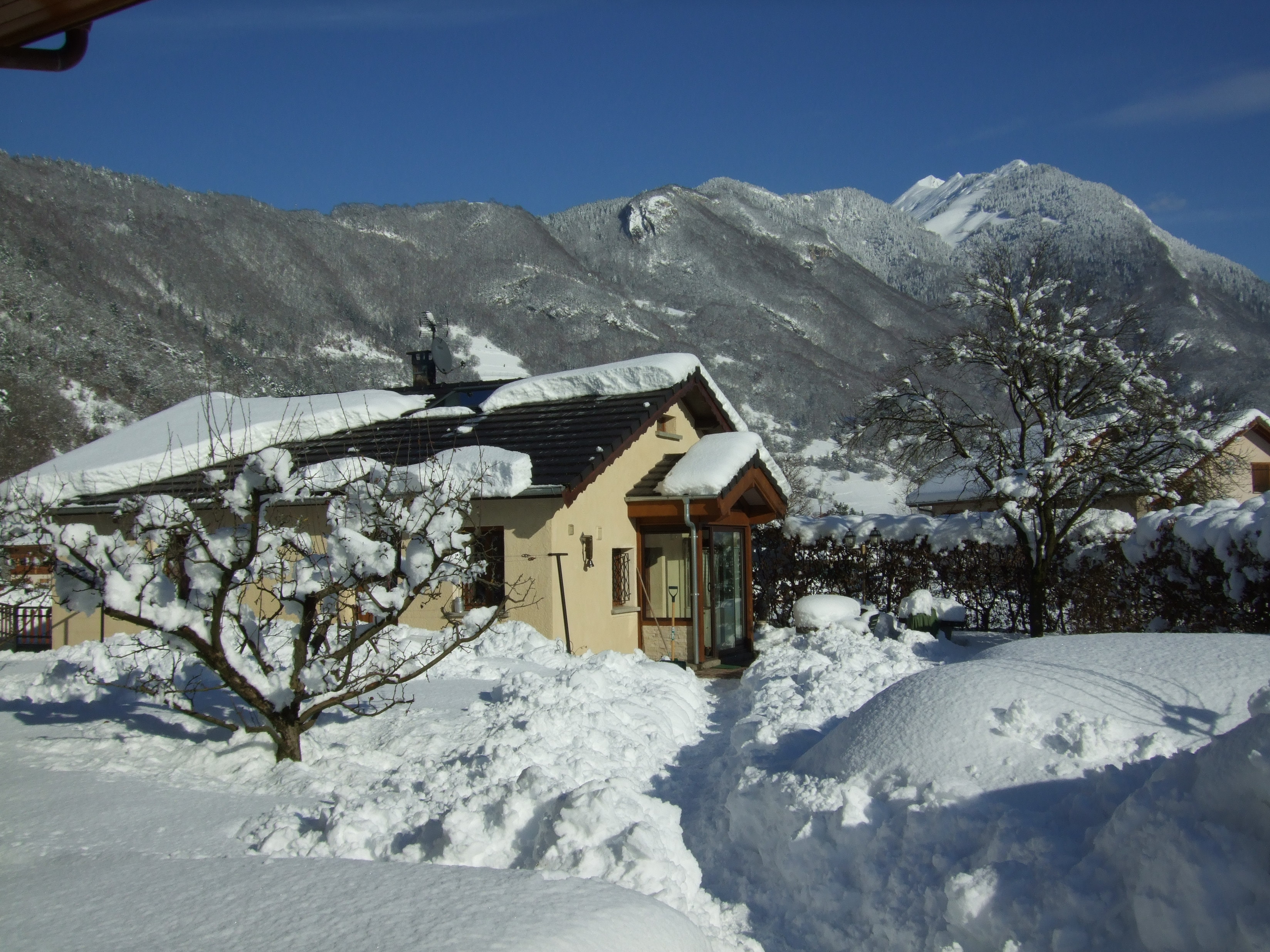 maison sous la neige