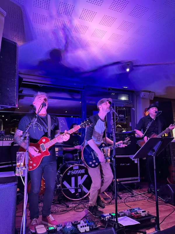 live music 4 musiciens guitres chant basse batterie