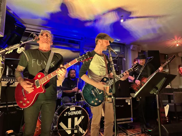live music 4 musiciens guitres chant basse batterie