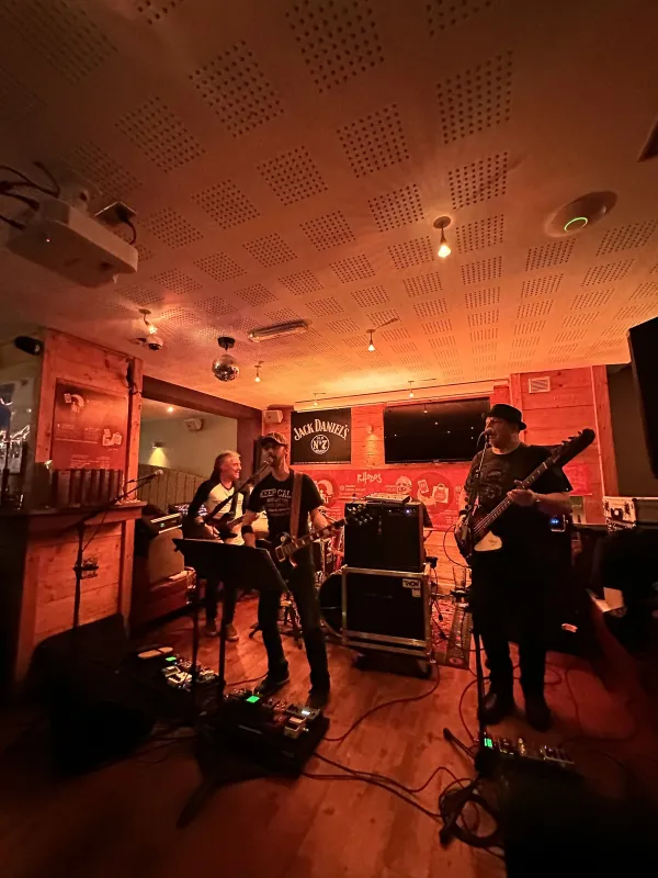 live music 4 musiciens guitres chant basse batterie