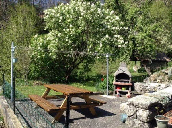 Accès jardin avec BBQ salon jardin