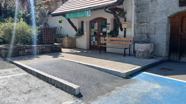 Entrée musée avec rampe d'accès