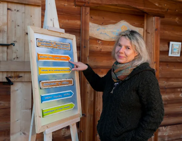 Odile devant son chalet