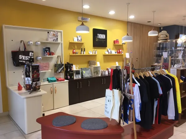 Boutique de l'office de tourisme, maillots cyclistes, coin gastronomique et boutique musée du Chablais