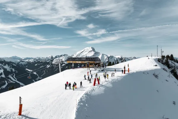 Skieurs à l'arrivée du télésiège du Morclan