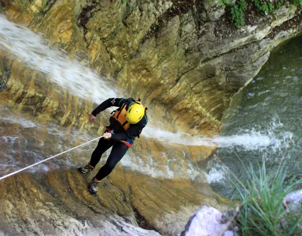 Descente en rappel de rivière en cascade