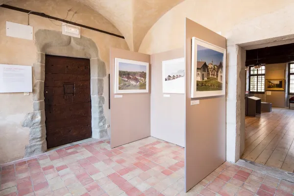 Exposition permanente de découverte du territoire d'Annecy. Ici salle qui clôture le parcours introductif sur les représentations du territoire. Ici des images contemporaires d'Olivier Nord