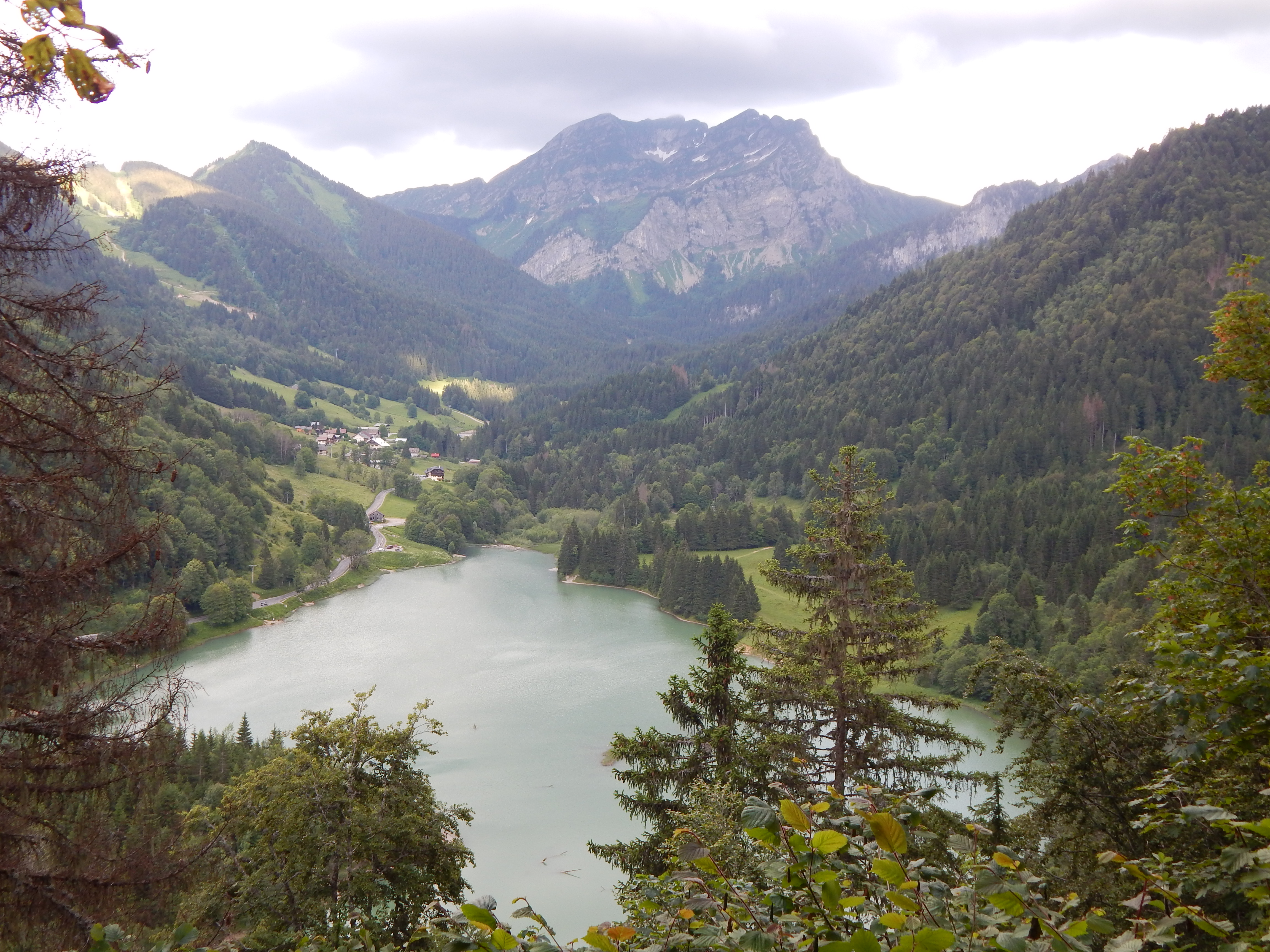 Panorama sur le lac de Vallon à Bellevaux