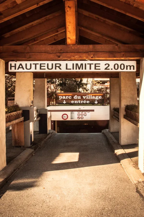 Parking souterrain du Village