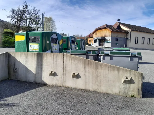 containers de tri - parking du cinéma La Trace