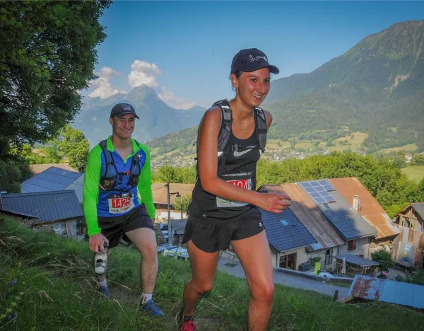 deux coureurs sur les hauteurs de Faverges