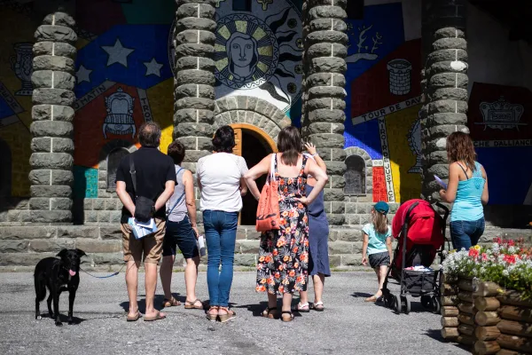 Visite guidée devant la facade de l'église de Notre-Dame-De-Toute-Grâce