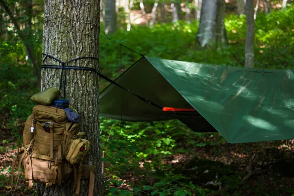 Un bivouac suspendu avec les moyens du bord....