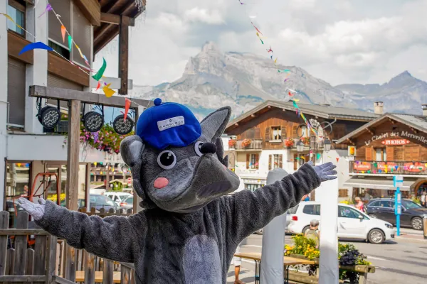 Photo avec Tilou, la mascotte de Combloux