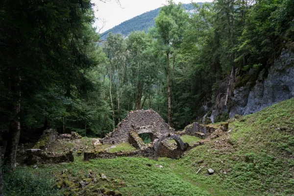 Les ruines de l'ancienne ferme Porte d'Age au village du Reposoir
