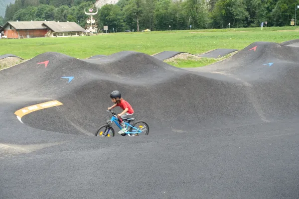 Pumptrack pour vélos, trotinettes, sakateboard