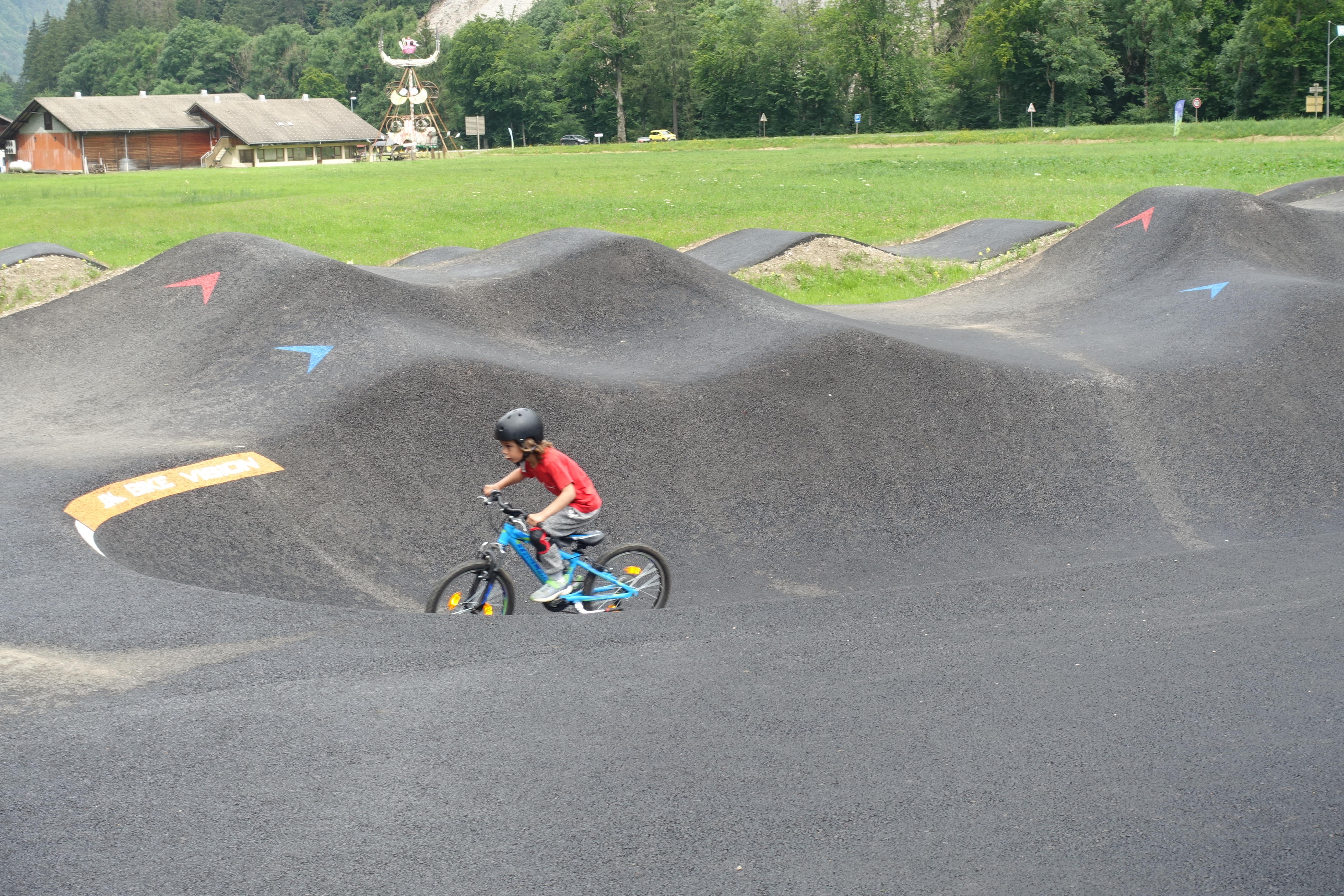 Pumptrack pour vélos, trotinettes, sakateboard