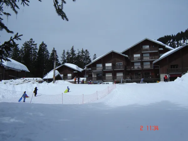 Piste de luge et accès aux pistes au pied de la résidence