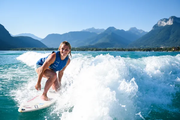 Session de wakesurf sur le lac d'Annecy