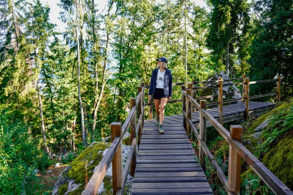 randonneuse sur passerelle en bois