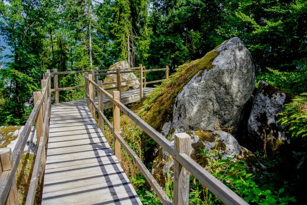 passerelle en bois et bloc de granit