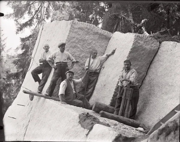 image d'archive, graniteurs devant blocs de granit