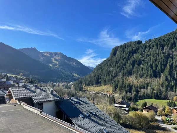 Vue sur les montagnes depuis le balcon