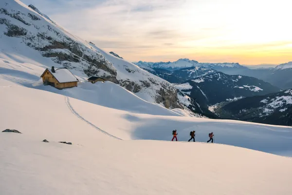 Ski de randonnée au soleil couchant
