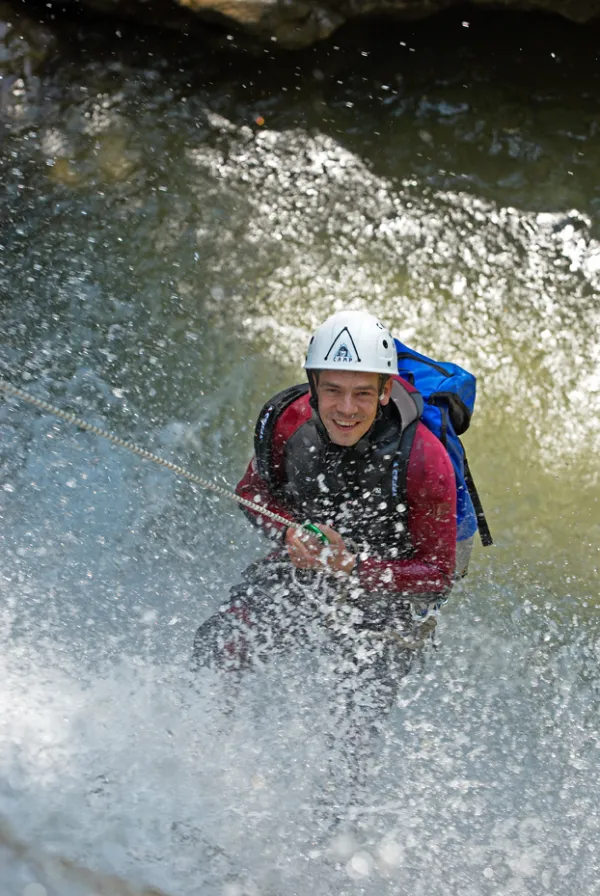 Sortie encadrée de Canyoning : Adrénaline et fraîcheur garanties !