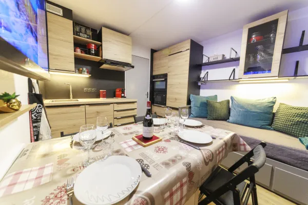 Pièce à vivre avec espace repas, cuisine, salon