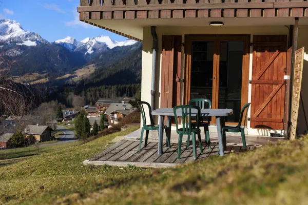 Terrasse avec table et chaises