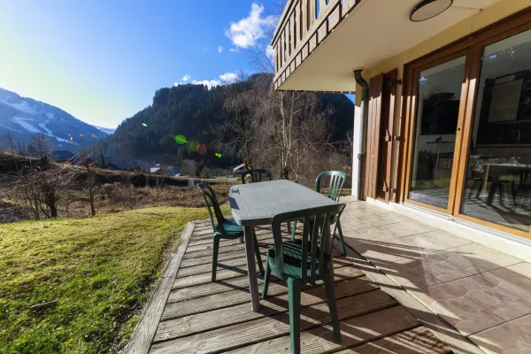 Salon de jardin sur la terrasse avec vue sur les montagnes