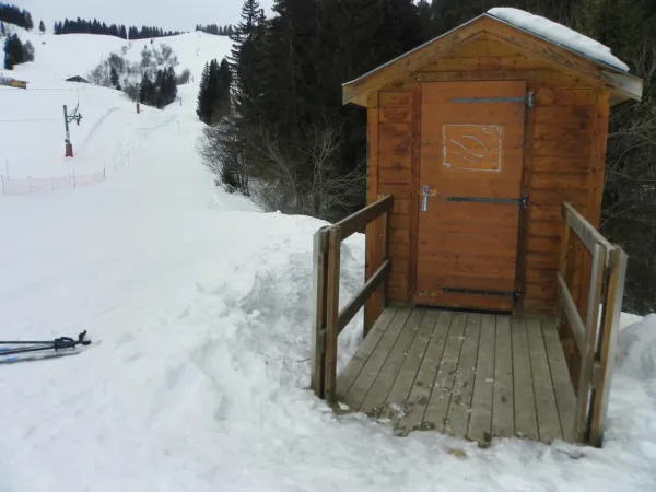 Toilettes accessibles au téleski de Crève-Coeur