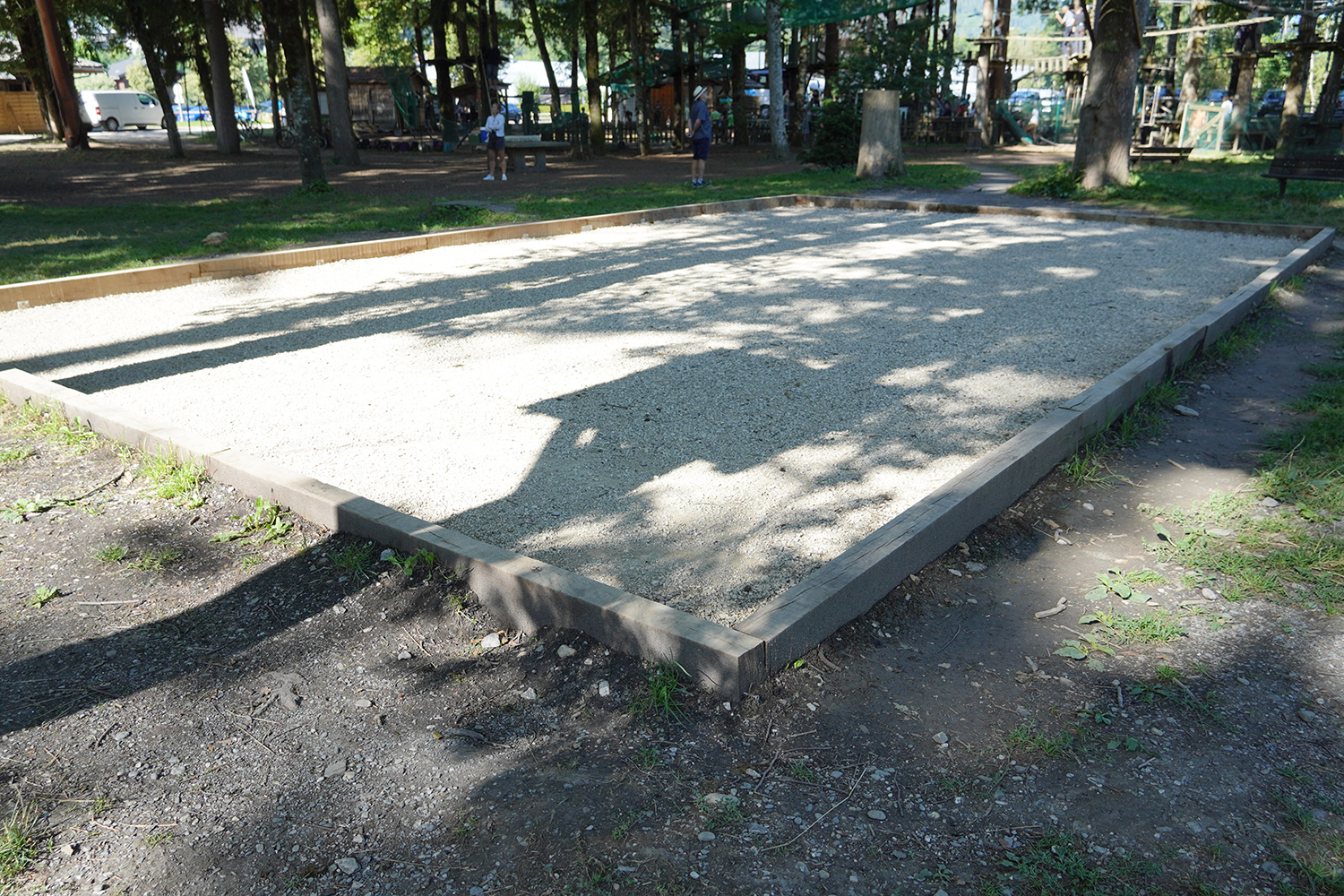 Terrain de pétanque au bord du Lac Bleu à Morillon