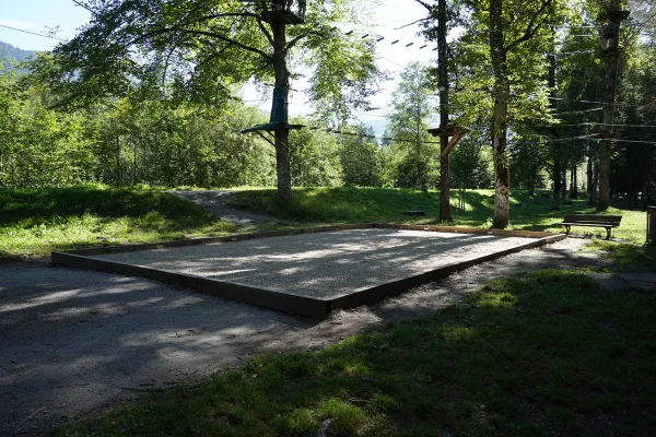 Terrain de pétanque au bord du Lac Bleu à Morillon