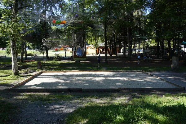 Terrain de pétanque au bord du Lac Bleu à Morillon