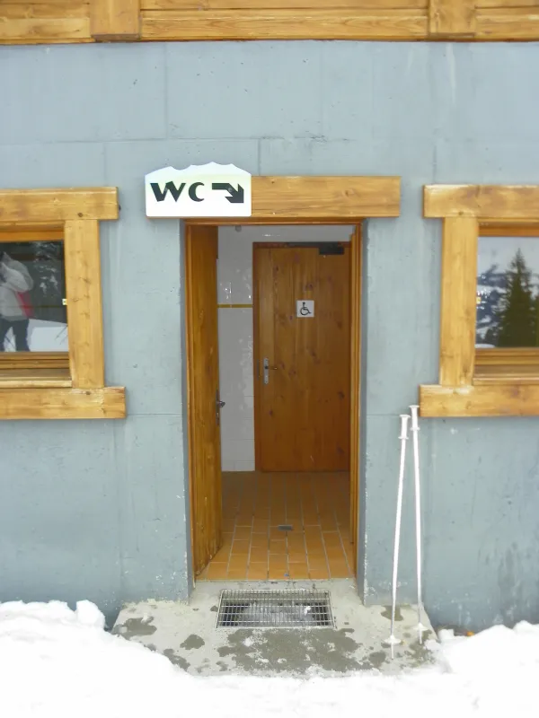 Toilettes accessibles sous le télésiège de Pertuis